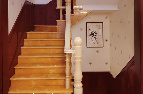 鼓楼中式别墅室内汉白玉石楼梯的定制安装装饰效果